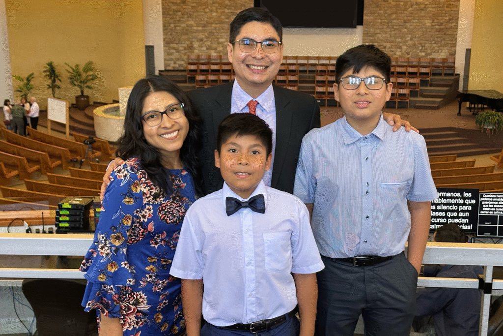 El Mag. Ronald Aquije junto a su esposa, Diana Lupaca y sus hijos, Abdiel (11) , Raphael (14)