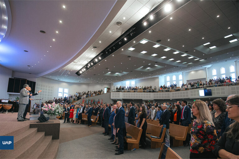 El Pr. Ted Wilson durante su presentación, en el Templo de la UAP, el sábado en la mañana.