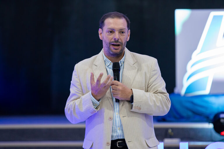 El Prof. Patricio Barber Soler durante la VI Cumbre de Líderes Educativos de la UA.