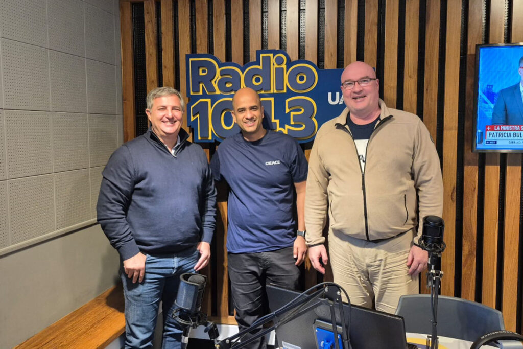 El Mag. Andrés Zavattieri en su visita a las instalaciones de RadioUAP.