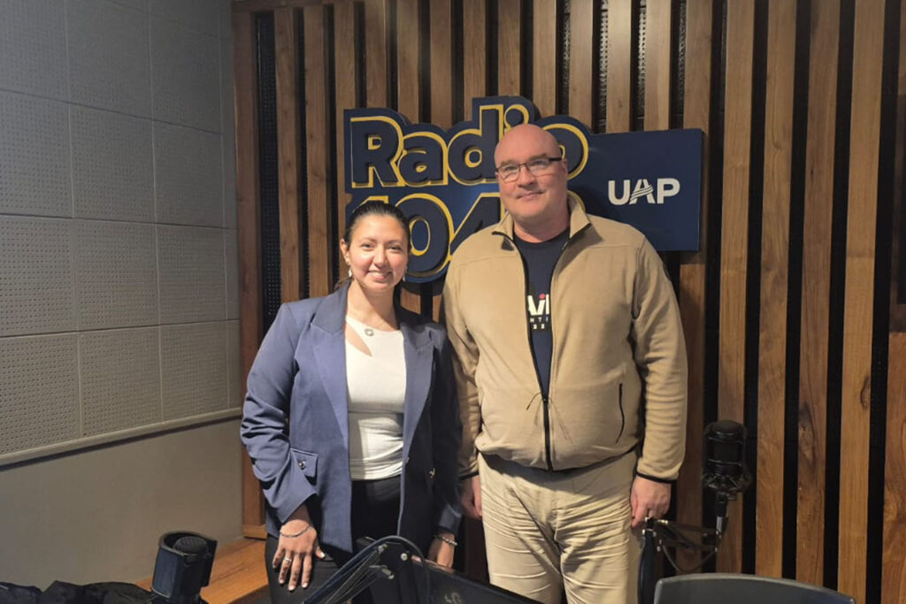La Mag. Evelyn Molina en su visita a Radio UAP