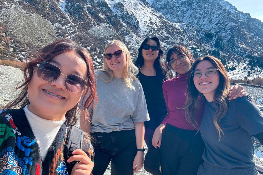 Abigail y Jael disfrutando de una actividad al aire libre con sus amigas.