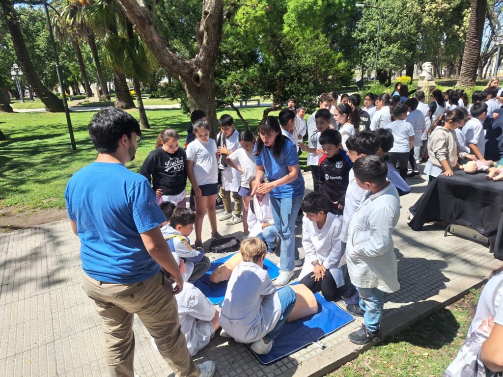 Estudiantes de enfermería impartiendo medidas de emergencia.