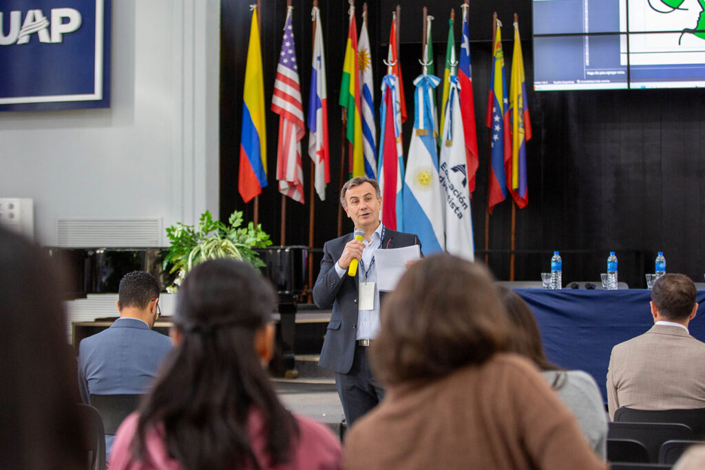 Dr. Carlos Mari, vicerrector académico