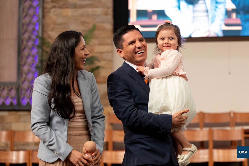 El Pr. Joel Flores junto a su familia en el Templo UAP