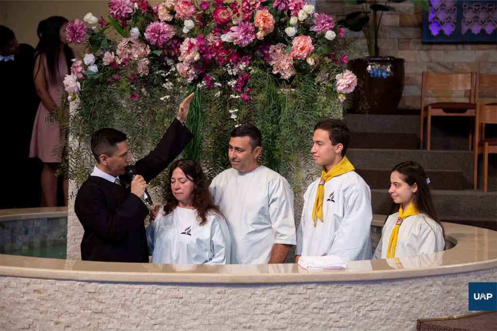 Familia toma la decisión de entregar su vida a Jesús.