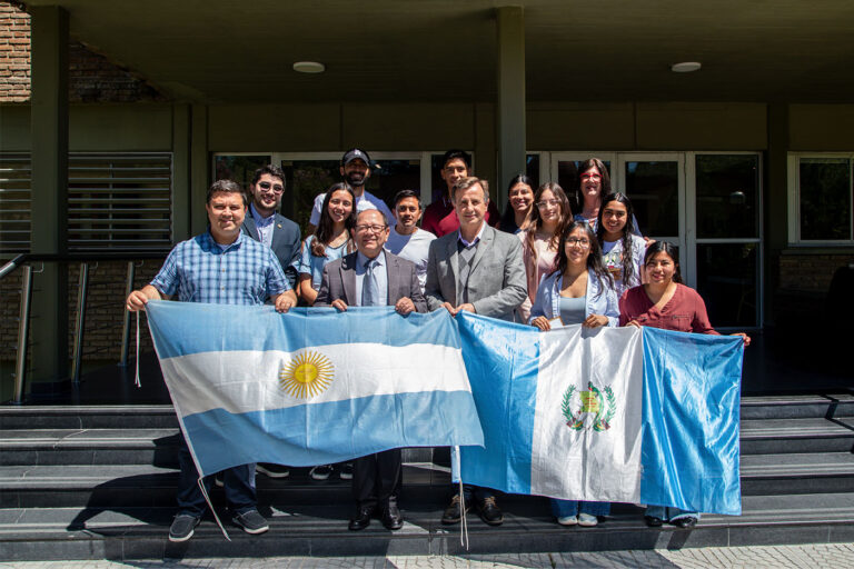 El embajador de Guatemala visita la UAP