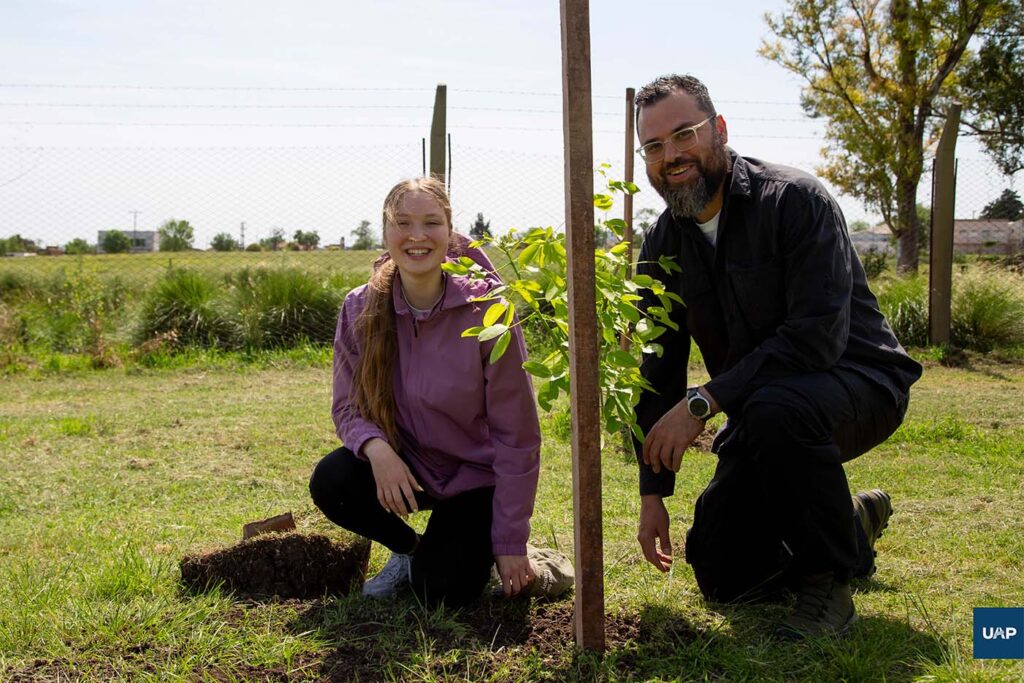 Participantes sembrando arbolitos como parte de la actividad de RSU.