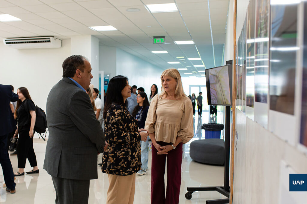 El Mag. Horacio Rizzo, rector de la UAP, la Dra. Alicia Aluani, vicegobernadora de Entre Ríos y la Odont.  Andrea Actis, artista expositora de la obra. 