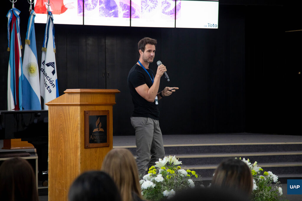 El Dr. Viviani Rossi realizando su exposición sobre suplementos en atletas.