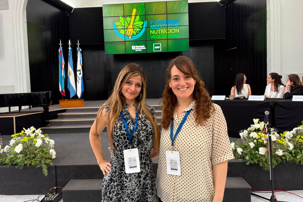 Las licenciadas en Nutrición Marcela Manuzza y Luciana Barretto en el Congreso de Nutrición.