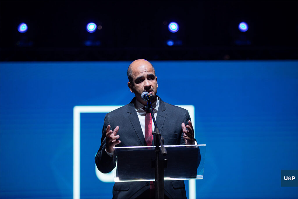 El Dr. Ricardo Costa Caggy, decano de la Facultad de Ciencias Económicas y de la Administración, realizando el discurso académico.