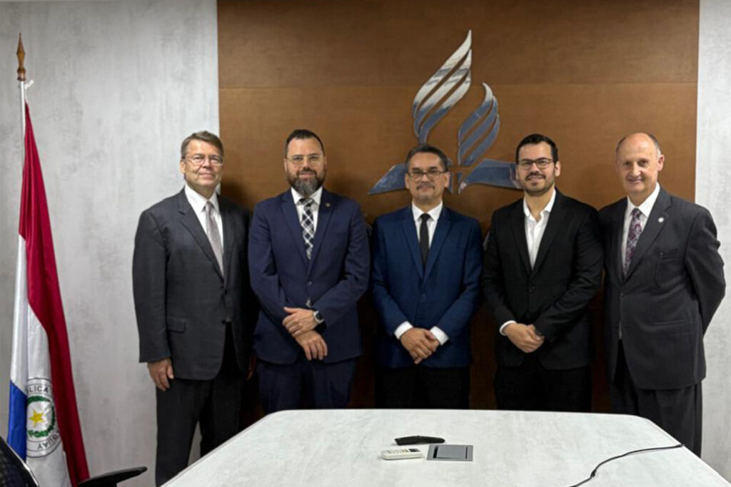 El Dr. Adrián Maldonado junto a representantes de la Unión Paraguaya.