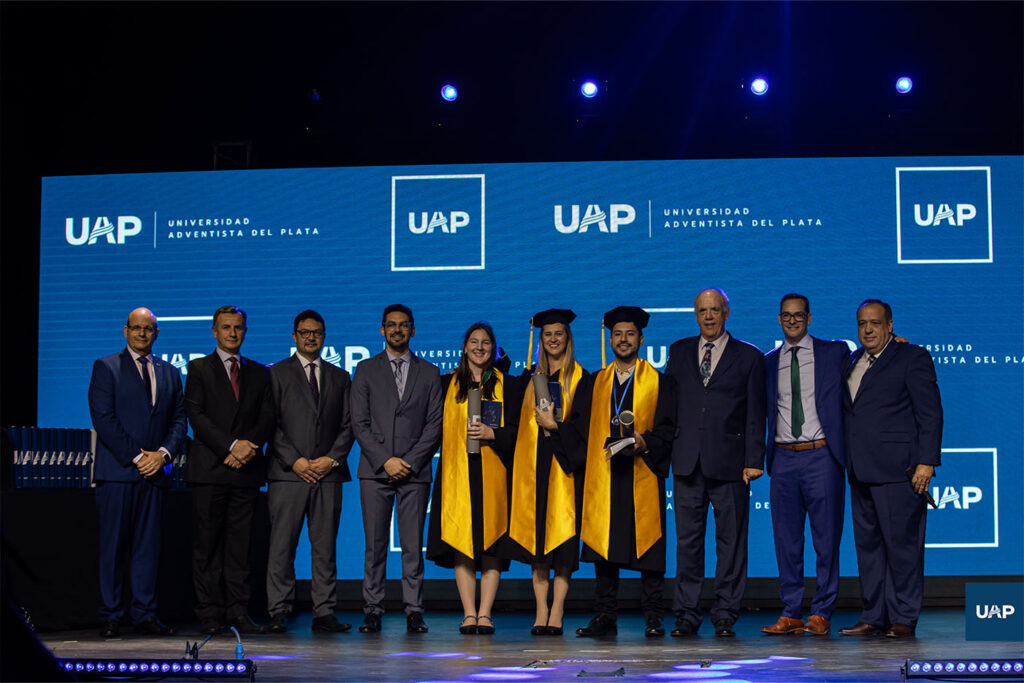 Reconocimiento de las autoridades a los egresados que se recibieron con excelencia académica.