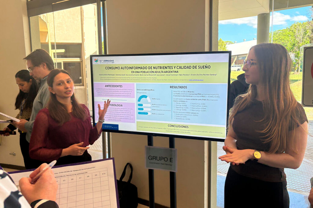 Giannina Martinazzo y Valentina Slavik, estudiantes de Medicina, presentando su proyecto de investigación.