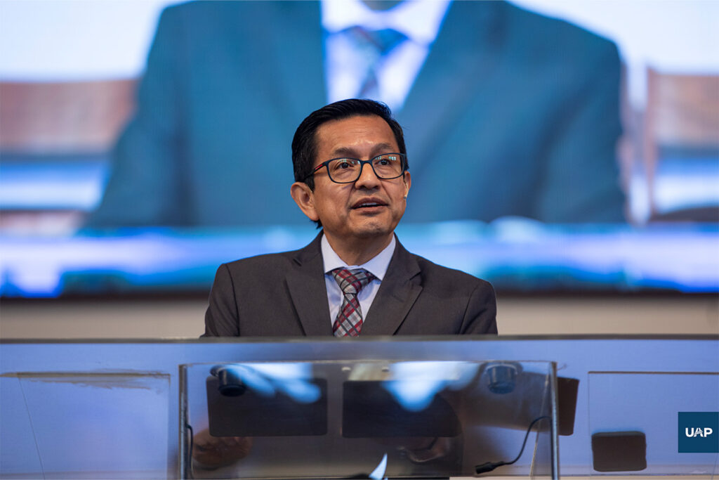 El Dr. Adolfo Suárez, docente de la Facultad de Teología, realizando una reflexión bíblica espiritual.