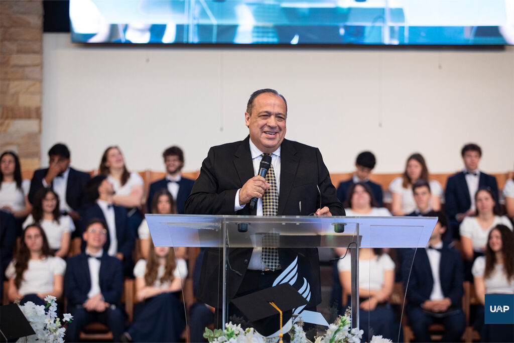 El Mag. Horacio Rizzo, rector de la Universidad, iniciando el acto de Graduación.