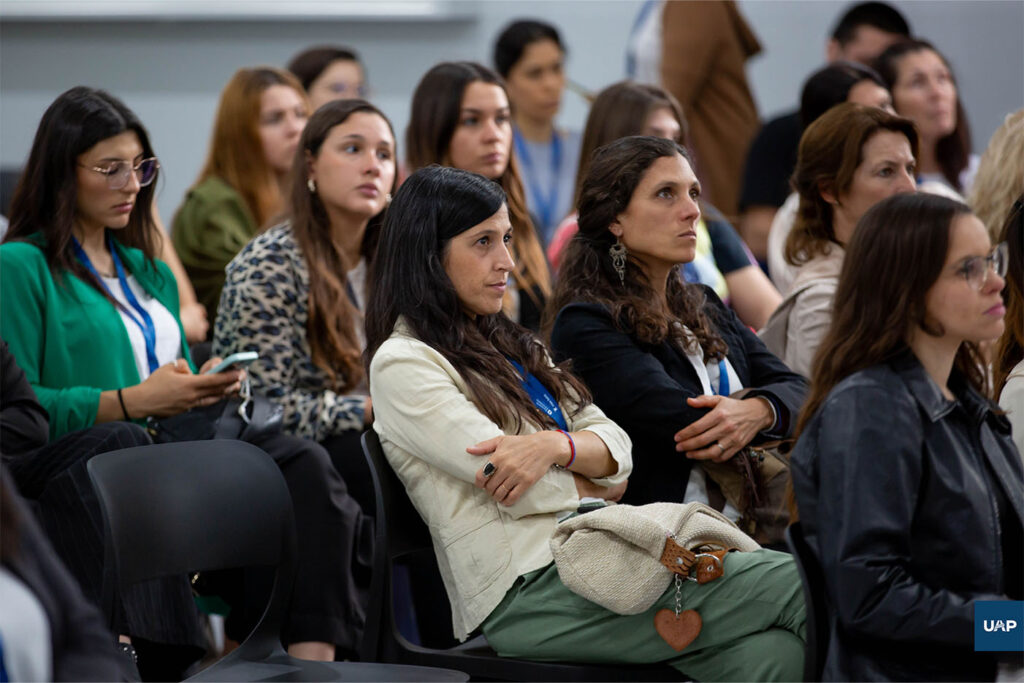 Participantes del Congreso escuchando las disertaciones de los profesionales.