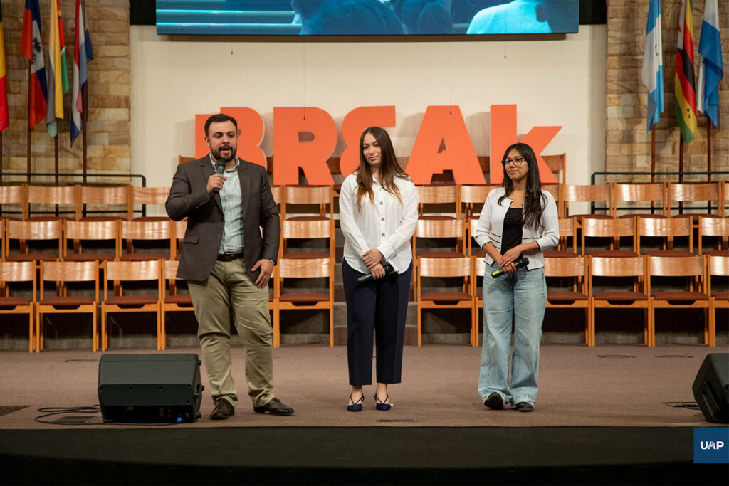 Estudiantes de la carrera de Comunicación presentando el podcast "Destino Misión" en el Break.