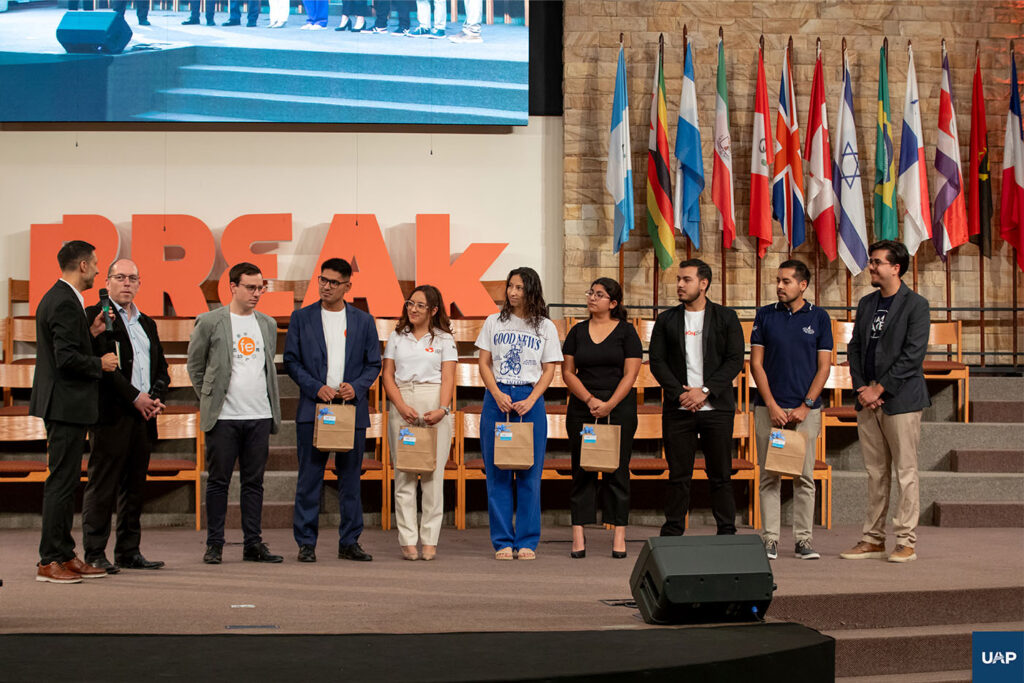 Reconocimiento a los líderes de los grupos voluntarios provenientes de las cinco unidades académicas, las facultades de Ciencias Económicas y de la Administración (FACEA), Ciencias de la Salud (FCS), Facultad de Humanidades, Educación y Ciencias Sociales (FHECIS) y Teología de la UAP. 