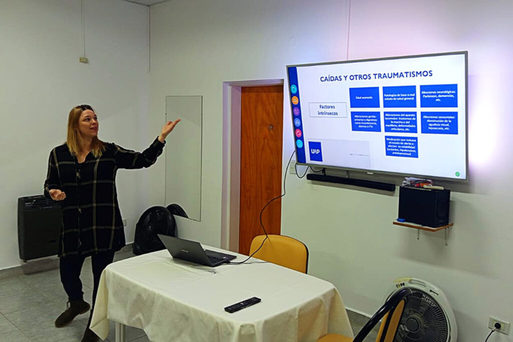 La Mag. Ruth Erfurth expone durante el taller para adultos mayores
