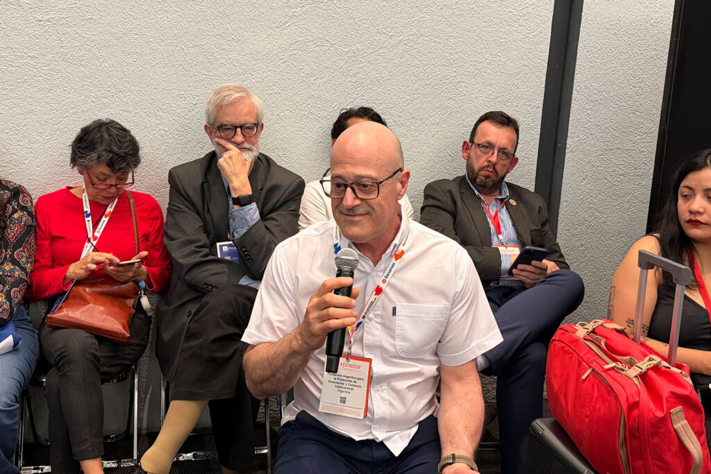 Dr. Rafael Paredes participando de la Feria del Libro Guadalajara 2025