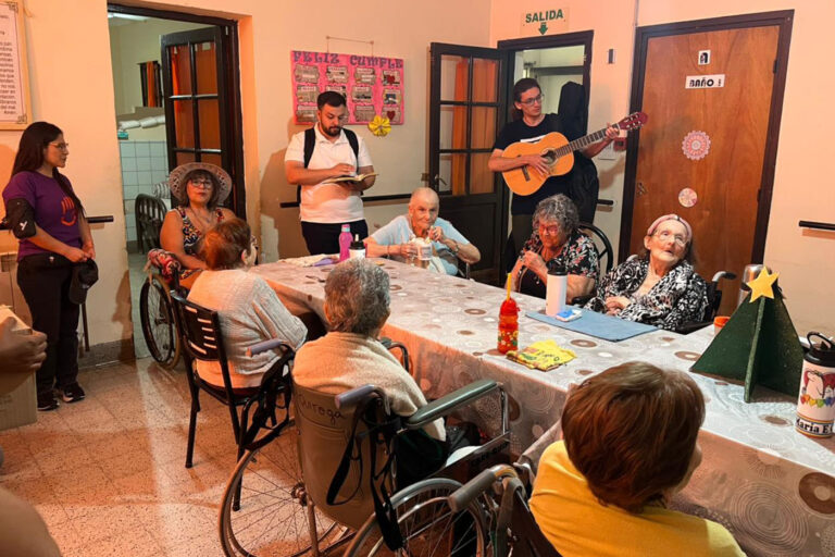 Voces que cantan, manos que acompañan